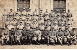 Militaire - N°91309 - Groupe De Militaires Avec Des Officiers Devant Un Bâtiment - Carte Photo à Localiser - Autres & Non Classés