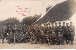 Militaire - N°91298 - Groupe De Militaires Dans Une Cour, Avec Leur Fusils Et Une Mitraillette - Carte Photo à Localiser - Weltkrieg 1914-18