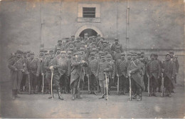 Militaire - N°91304 - Groupe De Militaires Avec Leur Paquetage Et Fusil - Carte Photo à Localiser - Autres & Non Classés