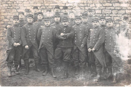 Militaire - N°91297 - Groupe De Militaires Devant Un Mur En Pierres - Carte Photo à Localiser - Autres & Non Classés