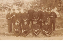 Militaire - N°91282 - Groupe De Militaires Sous Des Arbres - Carte Photo - Regimientos