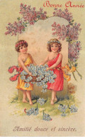 Nouvel An - N°91245 - Bonne Année - Amitié Douce Et Sincère - Anges Portant Un Panier Rempli De Myosotis - Carte Gaufrée - Nouvel An