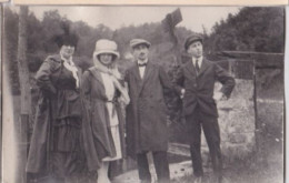 Carte Photo Deux Couples En Villégiature A La Campagne  Réf 29983 - Anonyme Personen