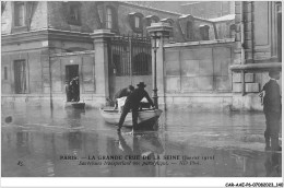 CAR-AAEP6-75-0575 - PARIS - LA GRANDE CRUE DE LA SEINE - Sauveteurs Transportant Une Paralytique - De Seine En Haar Oevers