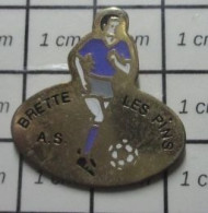 911B Pin's Pins / Beau Et Rare / SPORTS / CLUB FOOTBALL AS BRETTE LES PINS Pas Brette Sinclair ? - Postes