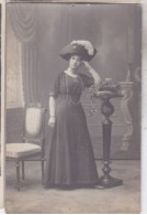 Carte Photo De Cabinet  Belle Jeune Femme Avec Grand Chapeau Accoudée Sur Une Sellette Réf 29985 - Anonyme Personen