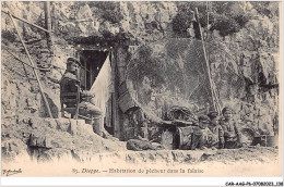 CAR-AAGP6-76-0552 - DIEPPE - Habitation De Pecheur Dans La Falaise  - Dieppe