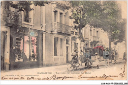 CAR-AAHP7-63-0574 - CHATEL-GUYON - Vue Prise Sur L'avenue Des Bains - Pharmacie - Châtel-Guyon