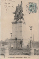 MO 1-(92) COURBEVOIE - MONUMENT DE LA DEFENSE - ENFANTS  JOUANT SUR LES GRILLES   - 2 SCANS - Courbevoie