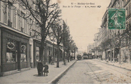 MO 7- (93) NOISY LE SEC - RUE DE LA FORGE - HOTEL RESTAURANT , COMMERCES - TRAMWAY - ANIMATION  - 2 SCANS - Noisy Le Sec