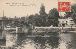 MO 8-(94) LE PERREUX - LES BORDS DE MARNE ET LA PASSERELLE - CAFE - CANOTEURS - 2 SCANS - Le Perreux Sur Marne