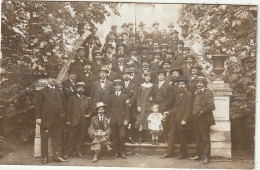 MO 18-(31) BAGNERES DE LUCHON - CARTE PHOTO BENOIST - PORTRAIT DE GROUPE SUR LES MARCHES - 2 SCANS - Luchon