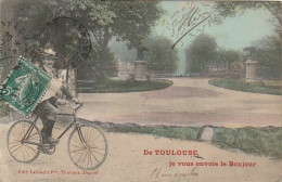 MO 22-(31) DE TOULOUSE , JE VOUS ENVOIE LE BONJOUR - CARTE FANTAISIE COLORISEE - CYCLISTE   - 2 SCANS  - Toulouse