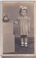 Carte Photo Portrait D'une Fillette Blonde Avec Robe A Smocks Et Gros Nœud Dans Cheveux  Réf 29991 - Anonyme Personen