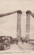 NE 8 -(33) LA REOLE - ENTREE DU PONT SUSPENDU - AUTOMOBILE , CYCLISTES - 2 SCANS - La Réole