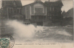 NE 8-(33) ARCACHON - UNE VAGUE , FACE LA SOCIETE " LA VOILE " - 2 SCANS - Arcachon