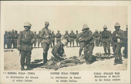 LIBYA / LIBIA - TURKEY / ITALY WAR - DISTRIBUTION OF BISCUITS TO THE ITALIAN SOLDIERS - RPPC POSTCARD 1910s (12593/2) - Libië