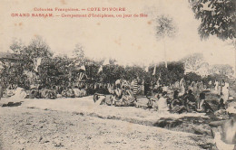 NE 17 - COTE D' IVOIRE  - GRAND BASSAM - CAMPEMENT D' INDIGENES , UN JOUR DE FETE - 2 SCANS - Elfenbeinküste