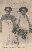 NE 18 -  ILE DE MADAGASCAR  - FEMMES SAKALAVES - 2 SCANS - Madagaskar