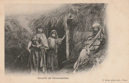 NE 21- GOURBI DE BROUSSAILLES - FEMMES DEVANT LA HUTTE - 2 SCANS - Africa