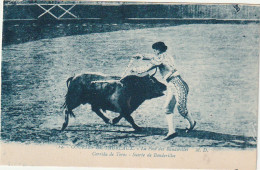 NE 22-  CORRIDA DE TOROS - SUERTE DE BANDERILLOS - LA POSE DES BANDERILLES - 2 SCANS - Corrida