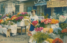 OP 9- (06) NICE - LE MARCHE AUX FLEURS - NICOISE DEVANT SON ETAL -  CARTE COULEURS   - 2 SCANS - Petits Métiers