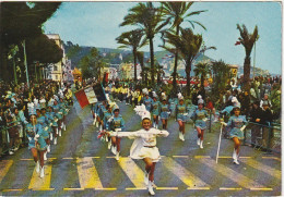 OP 10-(06) NICE - DEFILE DES MAJORETTES SUR LA PROMENADE DES ANGLAIS - CARTE COULEURS  - 2 SCANS - Sonstige & Ohne Zuordnung