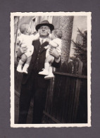 Photo Originale Vintage Snapshot Grand Pere Embarasse Portant Bebes Jumeaux Twins 58940 - Unclassified