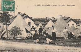 OP 20-(12) CAMP DU LARZAC - DEVANT NOS TENTES - L' ASTIQUAGE - 2 SCANS - La Cavalerie