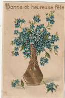 OP 24- " BONNE ET HEUREUSE FETE " - CARTE FANTAISIE GAUFREE - BOUQUET DE MYOSOTIS  DANS VASE DORE  - 2 SCANS - Autres & Non Classés