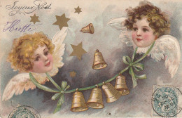 OP 26 - CARTE FANTAISIE GAUFREE - " JOYEUX NOEL " -  ANGELOTS AVEC RUBAN DE CLOCHETTES DOREES ET ETOILES - 2 SCANS - Andere & Zonder Classificatie