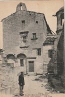 PE 1-(13) LES BAUX - HOTEL DES PORCELETS - PERSONNAGE - 2 SCANS - Les-Baux-de-Provence