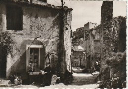 PE 2-(13) LES BAUX - RUE DU TRINCOT , AU FOND , RUINES DU CHATEAU FEODAL - 2 SCANS - Les-Baux-de-Provence