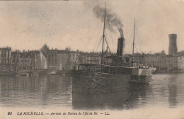 PE 9-(17) LA ROCHELLE - ARRIVEE DU BATEAU DE L' ILE DE RE  - 2 SCANS - La Rochelle