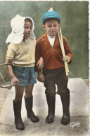 PE 10-(17) ILE D' OLERON - COUPLE DE JEUNES PECHEURS - CARTE COULEURS - 2 SCANS - Ile D'Oléron