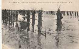 PE 10-(17) CHATELAILLON - LES BOUCHOLEURS - PECHEUR RAMASSANT LES MOULES DANS LES BOUCHOTS - 2 SCANS  - Châtelaillon-Plage