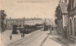 PE 12 -(18) VIERZON - PLACE DE LA REPUBLIQUE ET JARDIN PUBLIC  - TRAMWAY A VAPEUR - 2 SCANS - Vierzon