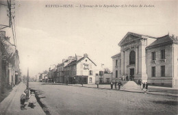 MANTES-sur-SEINE - L'Avenue De La République Et Le Palais De Justice - Mantes La Jolie