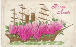 PE 20 - " BONNE ANNEE " - CARTE FANTAISIE GAUFREE - NAVIRE DORE EMPLI DE ROSES - 2 SCANS - Neujahr