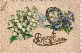 PE 20 - " BONNE ANNEE  " - CARTE  FANTAISIE GAUFREE AVEC AJOUT DE CHROMOS - MUGUET , PENSEES , FER A CHEVAL - 2 SCANS - Nieuwjaar