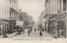 OP Nw32-(17) ROCHEFORT SUR MER - LA RUE DE LA REPUBLIQUE - ANIMATION - COMMERCES - 2 SCANS - Rochefort