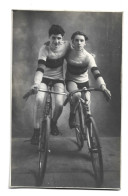 Carte Photo Deux Jeunes Cyclistes Debut 20ème VCV Sur Leurs Maillots Vélo Club V? - Sports