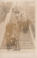 OP Nw33-(75) PARIS 18e - CARTE PHOTO  1932 , ESCALIERS BUTTE MONTMARTE - RETOUR DU SACRE COEUR- 2 SCANS - Paris (18)