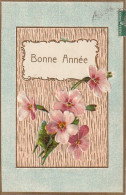 OP Nw38- " BONNE ANNEE " - CARTE FANTAISIE GAUFREE - FLEURS SUR FOND IMITATION BOIS - Nieuwjaar
