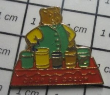 3617 Pin's Pins : Rare Et Belle Qualité : MARQUES / OURS BRUN EN GILET VERT DEVANT 5 BOITES COUP DE COEUR - Merken