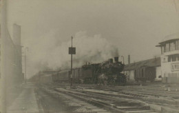 Locomotive En Gare à Identifier - Treni