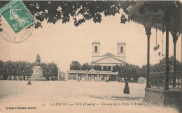 LA ROCHE SUR YON : UN COIN DE LA PLACE D'ARMES - La Roche Sur Yon