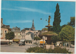 Marne :  EPERNAY : La  Place Hugues Plomb, Voiture Peugeot, Fontaine - Epernay