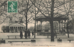 LA ROCHE SUR YON : LE KIOSQUE A MUSIQUE ET L'EGLISE SAINT LOUIS - La Roche Sur Yon