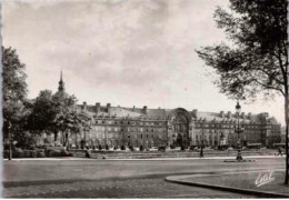 PARIS. -  Les Invalides : Façade Sur L'Esplanade.       Non  Circulée. - Bruggen